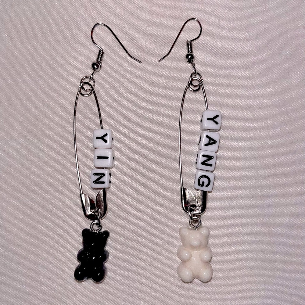 Safety pin earring with gummy bears and say yin yang🤍🖤